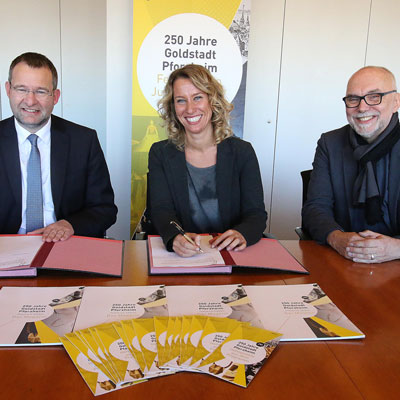 Vertragsunterzeichnung mit der Inhorgenta durch Oberbürgermeister Gert Hager, Stefanie Mändlein Projektleiterin Inhorgenta bei der Messe München